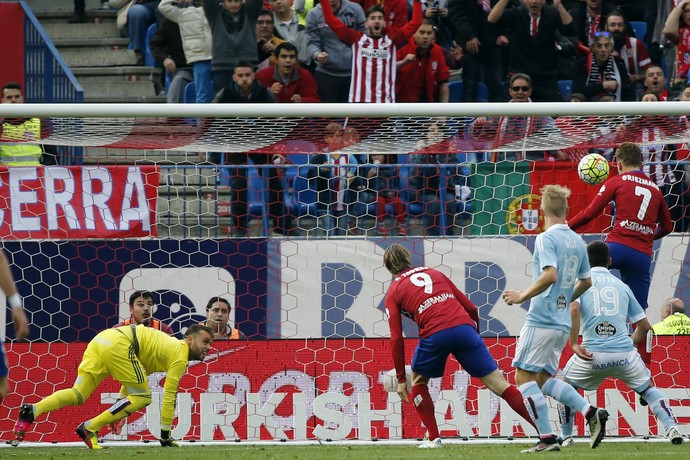 Griezmann cabeceia e faz o gol do Atlético de Madrid sobre o Celta (Foto: EFE / Mariscal)