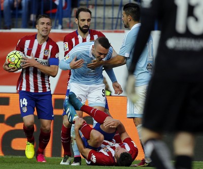 Aspas parte para cima de Koke, caído, mas é contido por Juanfran no Atlético de Madrid x Celta (Foto: EFE/Mariscal)