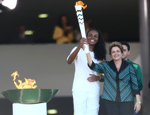 Dilma e Fabiana no revezamento da tocha olímpica em Brasília (Foto: Wilton Junior/Agência Estado)