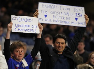 Torcedores do Chelsea exibem cartazes em apoio a Ranieri no jogo contra o Tottenham (Foto:  Reuters / John Sibley)