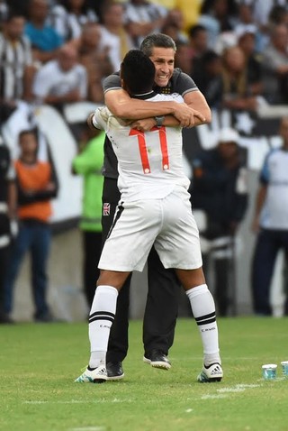 Jorge Henrique abraça Jorginho - Botafogo x Vasco (Foto: André Durão/ Globoesporte.com)