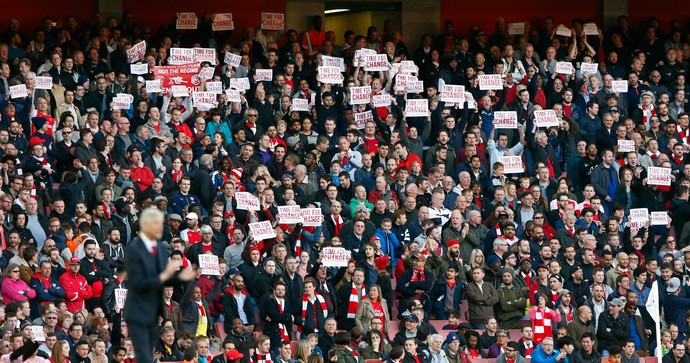 Arsène Wenger técnico Arsenal protesto torcida (Foto: Reuters)