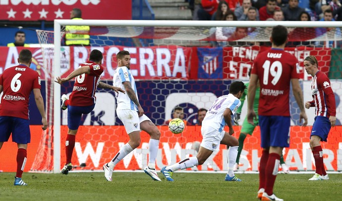 Correa chuta para o gol da vitória de Atlético de Madrid x Málaga (Foto: EFE/Fernando Alvarado)