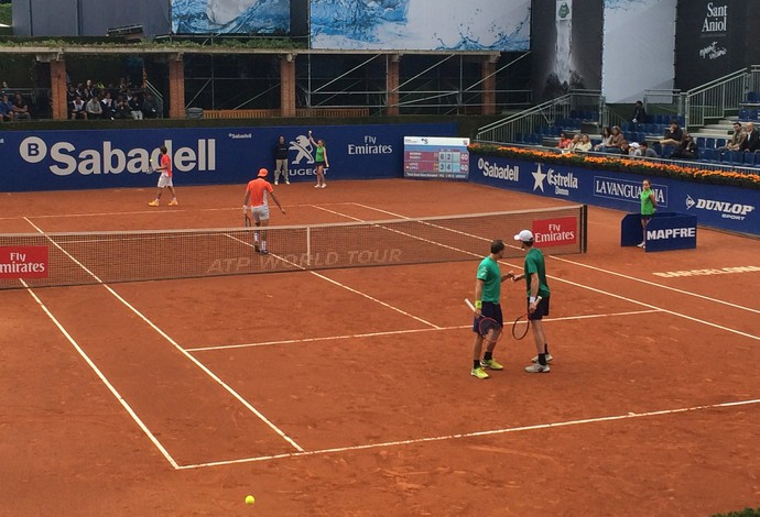 Bruno Soares e Jamie Murray conversam durante o jogo em Barcelona (Foto: Ivan Raupp)