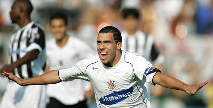 Tevez Corinthians X Santos 2005 (Foto: Djalma Vassão / Gazeta PRess)