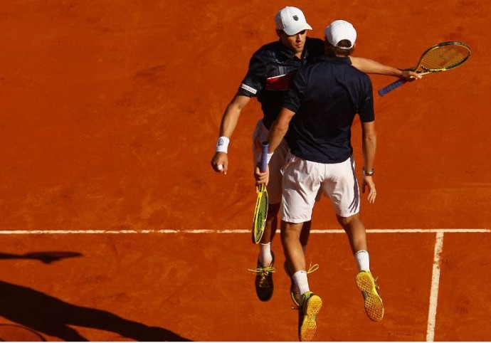 Bruno Soares e Jamie Murray venceram jogo equilibrado contra finlandês  e australiano na estreia do ATP 500 de Barcelona (Foto: Reprodução Twitter Universal Tennis ‏)