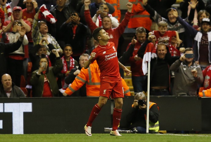 Philippe Coutinho comemora o quarto gol do Liverpool contra o Everton no Campeonato Inglês (Foto: Reuters)