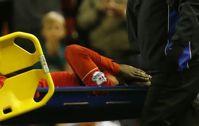 Origi sai de maca após sofrer lesão grava em partida do Liverpool contra o Everton, pelo Campeonato Inglês (Foto: Reuters)