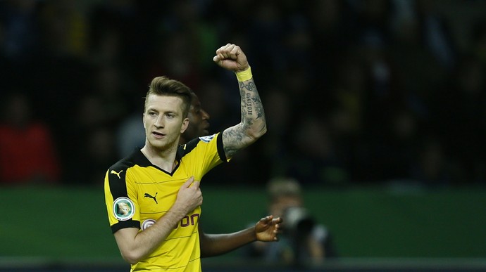 Marco Reus comemora segundo gol do Borussia Dortmund sobre o Hertha Berlin, na semifinal da Copa da Alemanha (Foto: Reuters)