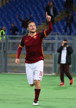 Totti comemora gol do Roma (Foto: EFE/ALESSANDRO DI MEO)