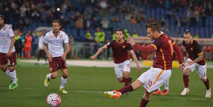 Totti cobra pênalti Roma x Torino (Foto: Reprodução Instagram)