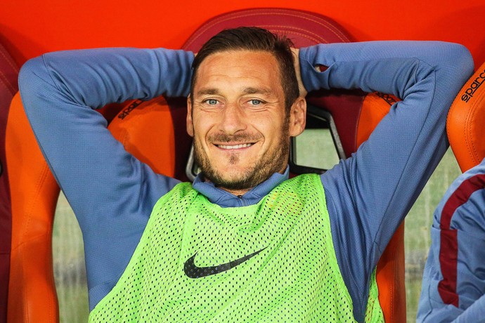 Totti sorri no banco de reservas do Roma (Foto: EFE/ALESSANDRO DI MEO)