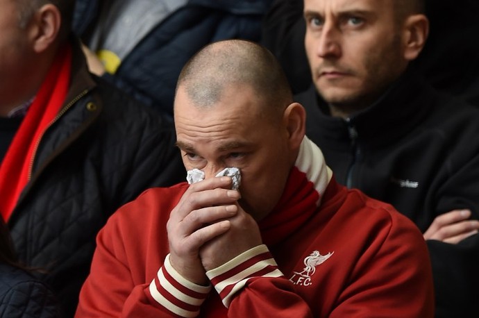 Torcedor em Anfield se emociona durante aniversário do desastre de Hillsborough (Foto: AFP)