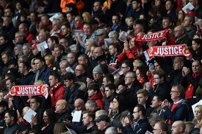 Torcida pede justiça durante aniversário do desastre de Hillsborough (Foto: AFP)