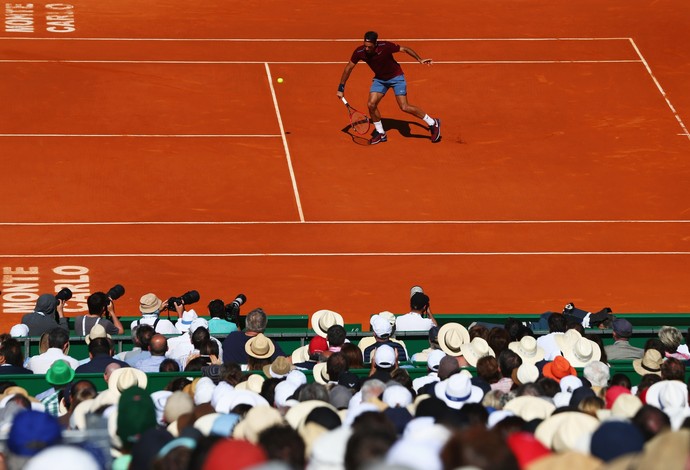 Roger Federer na briga com o francês (Foto: Michael Steele/Getty Images)