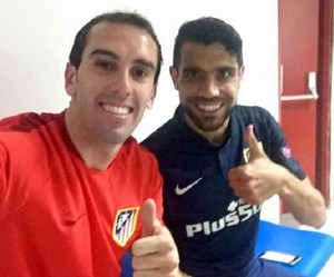 Godín ao lado de Augusto Fernández no vestiário do Atlético de Madrid (Foto: Reprodução Instagram)