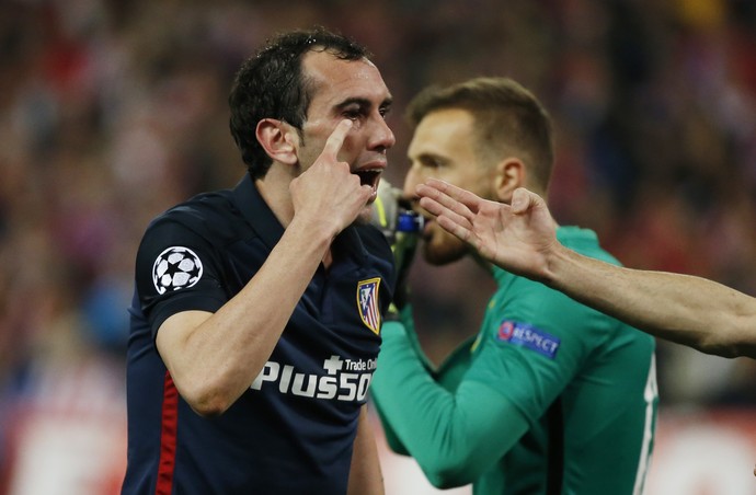 Godín mostra olho inchado no Atlético de Madrid x Barcelona (Foto: REUTERS/Sergio Perez)