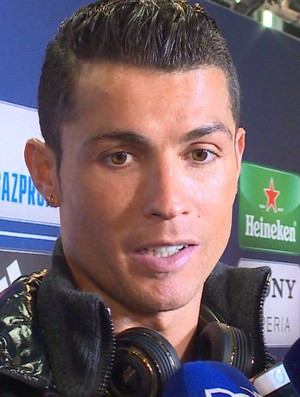 Cristiano Ronaldo concede entrevista na zona mista após classificação do Real (Foto: Ivan Raupp)