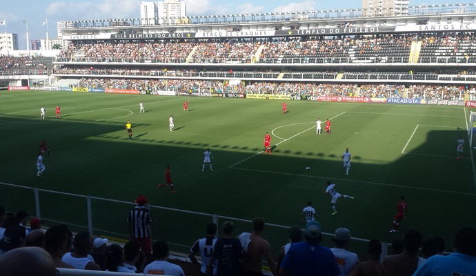 Santos tenta abafar a saída de bola do Audax (Foto: Bruno Giufrida)