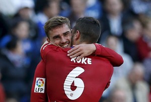  Griezmann e Koke comemoram gol, Espanyol x Atletico de Madrid (Foto: Reuters//Albert Gea)