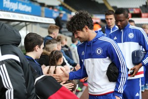 Pato cumprimenta torcedor na chegada do Chelsea em Swansea (Foto: Reuters / Matthew Childs)