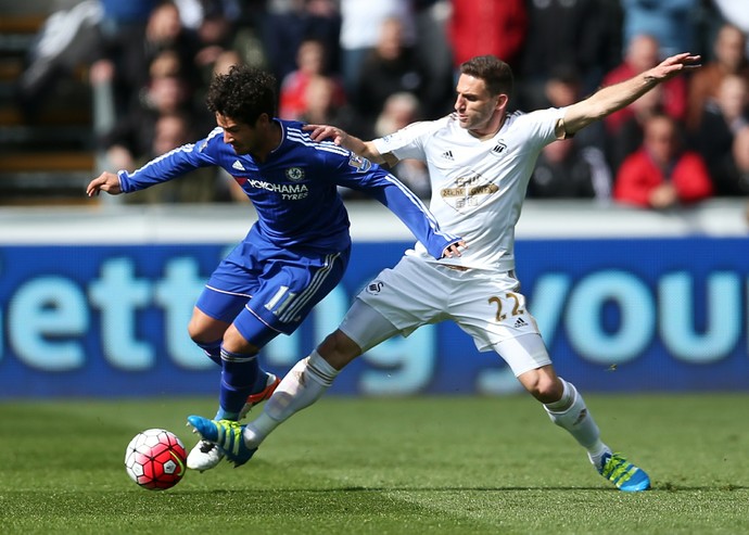 Pato foge da marcação em Swansea x Chelsea (Foto: Reuters / Matthew Childs )