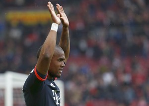 Douglas Costa comemora gol do Bayern de Munique (Foto: Reuters / Kai Pfaffenbach)