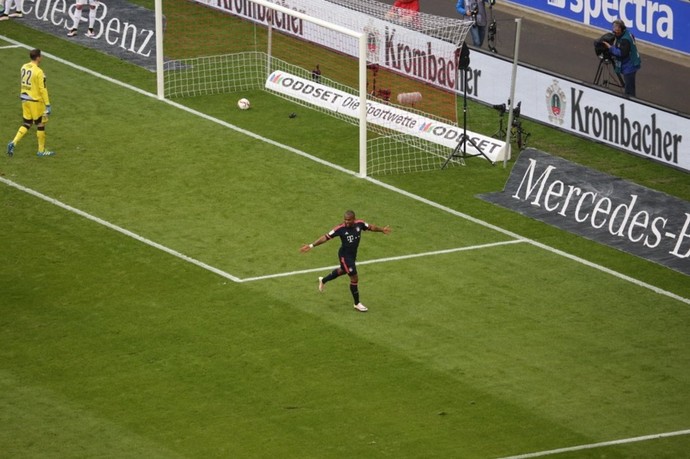 Douglas Costa comemora gol do Bayern de Munique contra o Stuttgart (Foto: Reprodução Twitter)