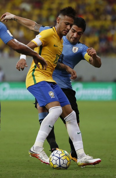 Neymar protege a bola de Luis Suárez Brasil x Uruguai (Foto: AP Photo/Leo Correa)