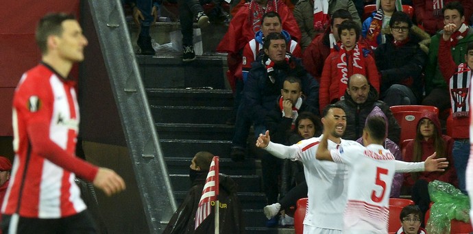 Iborro comemora o gol da virada do Sevilla contra o Athletic Bilbao, no estádio Ramón Sánchez Pizjuan (Foto: Reuters)