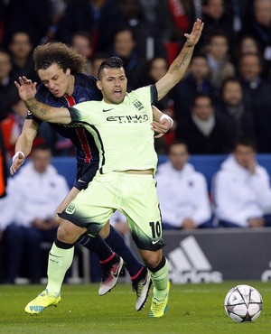 David Luiz puxa Agüero no começo de Paris Saint-Germain x Manchester City (Foto: AP Photo/Christophe Ena)