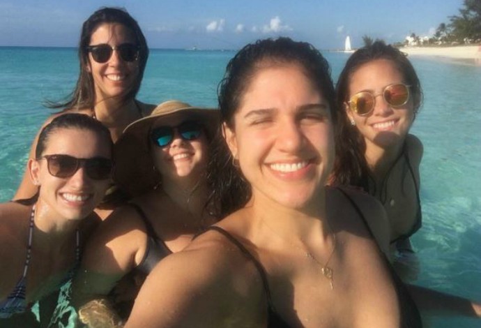 Jogadoras de vôlei do Rio de Janeiro em férias nas Ilhas Turcas e Caicos no Caribe (Foto: Reprodução/Instagram)