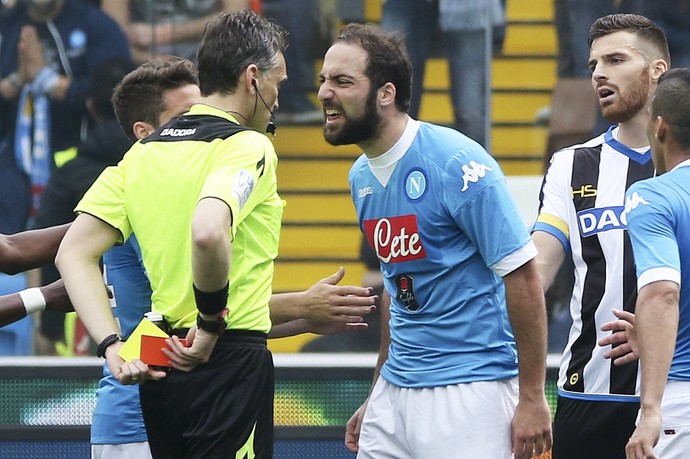 Higuaín expulsão, Udinese x Napoli (Foto: Lancia / ANSA via AP)
