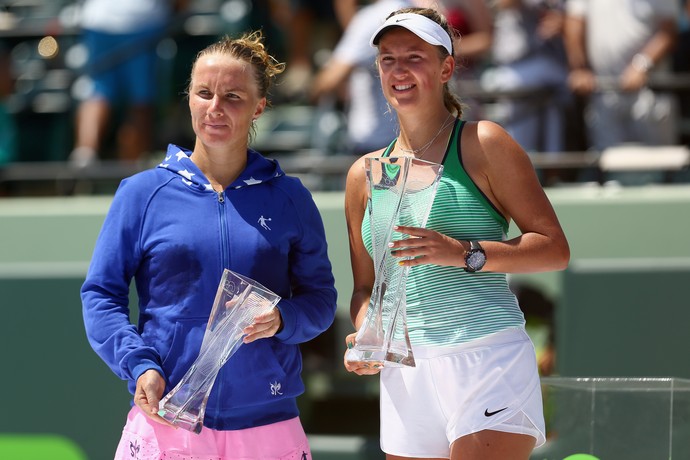  Kuznetsova e Azarenka, após a decisão em Miami (Foto: CLIVE BRUNSKILL / GETTY IMAGES NORTH AMERICA / AFP)