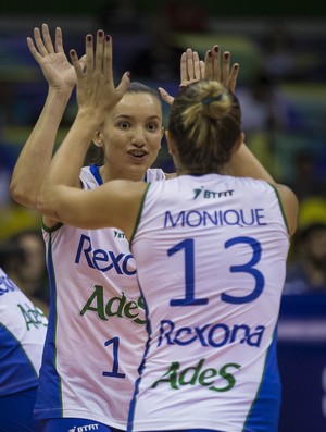 Gabi e Monique comemoram ponto carioca (Foto: Marcio Rodrigues/MPIX)