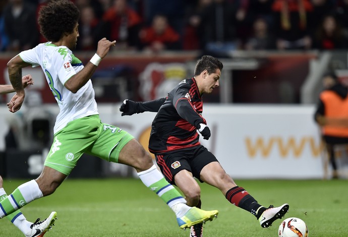 Chicharito e Dante Bayer Leverkusen x Wolfsburg (Foto: AP)