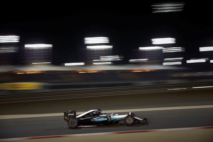 Lewis Hamilton é pole no GP do Bahrein (Foto: Divulgação)