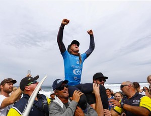 Courtney Conlogue comemora o seu primeiro título em Bells Beach. Americana vestirá a lycra amarela de número um do mundo na próxima etapa, em Margaret River (Foto: WSL / Kelly Cestari)