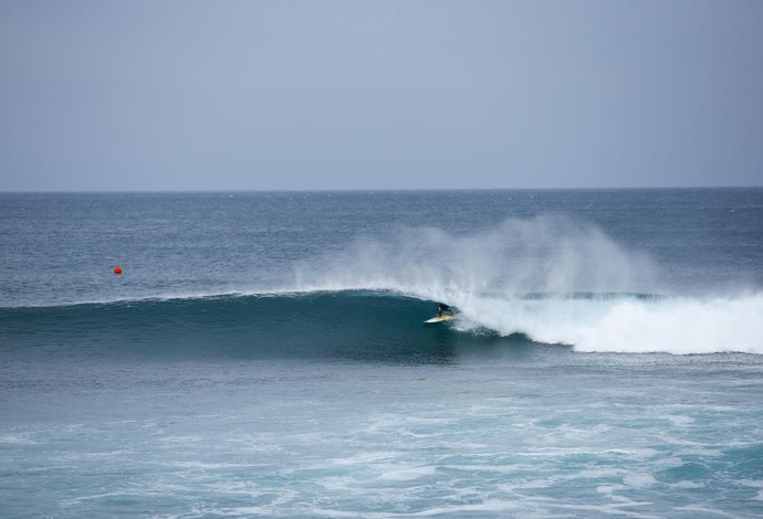 Courtney Conlogue encontrou tubo no fim para fechar a final com o troféu, em grande estilo (Foto: WSL / Ed Sloane)