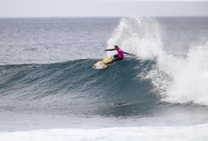 Courtney Conlogue derrotou a havaiana-gaúcha Tatiana Weston-Webb nas quartas de final (Foto: WSL / Kelly Cestari)