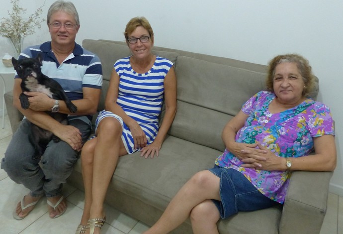 Pais de Michelle e Monique Robson, Carmen, Marlene e a cadela pretinha (Foto: Arquivo Pessoal)