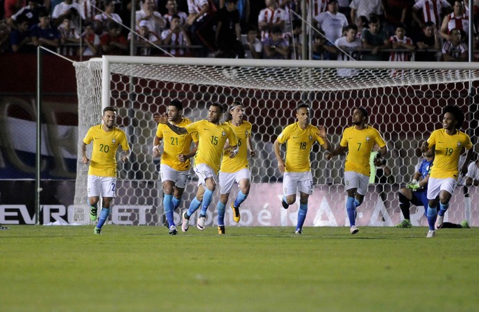 Daniel Alves celebra gol Paraguai x Brasil (Foto: EFE)