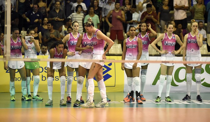 Jogadoras do Osasco desoladas após a derrota para o Rio (Foto: Andre Durão)