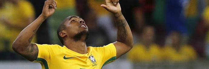 Douglas Costa Brasil x Uruguai (Foto: Reuters)