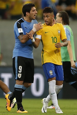 Luis Suárez contém Neymar Brasil x Uruguai (Foto: AP Photo/Leo Correa)