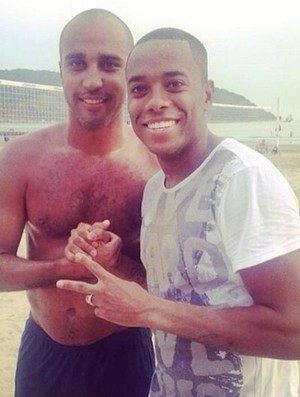 Em 2014, Robinho postou uma foto em seu Instagram, com o amigo Deivid (Foto: Reprodução / Instagram)