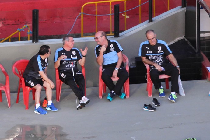 Oscar Tabárez sentado treino Uruguai Arena Pernambuco (Foto: Marlon Costa/Pernambuco Press)