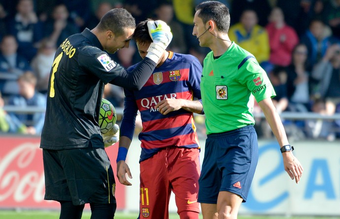 Asenjo Neymar pênalti Barcelona Villarreal (Foto: AFP)