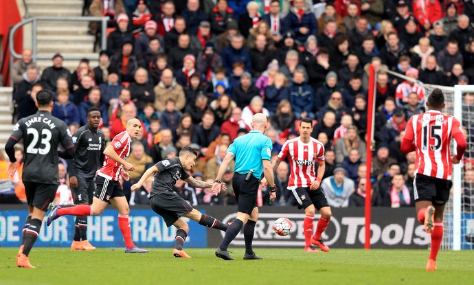 Philippe Coutinho chuta gol Liverpool (Foto: Adam Davy/PA via AP)