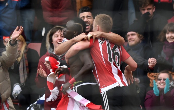 Mané e Pellè comemoram gol do Southampton com Ward-Prowse (Foto: Reuters / Tony O'Brien)